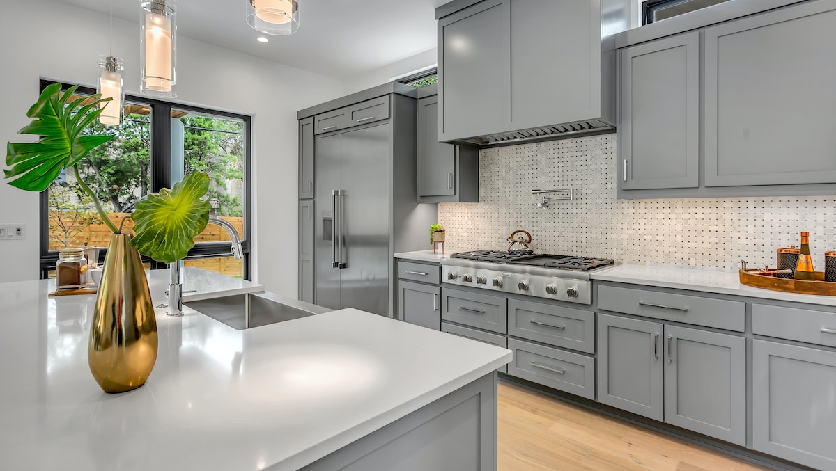 An image of a modern looking kitchen. In this real estate article to share with our members, it talks about the importance of staging.