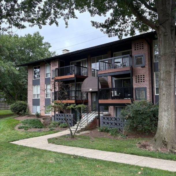 Rare Vienna VA! Bedroom/Den Condo (NOT IN MLS).