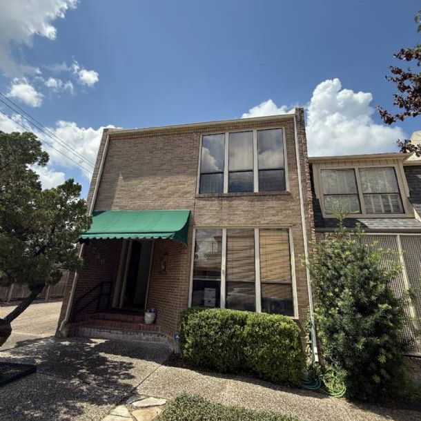Off-market Townhouse in the Briarbend Area.