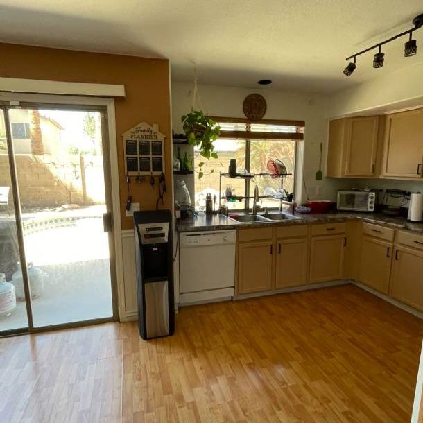 OFF MARKET 4/3 COSMETIC FLIP IN DESIRABLE GILBERT.