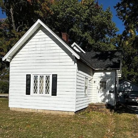 Mooresville - Large Garage.