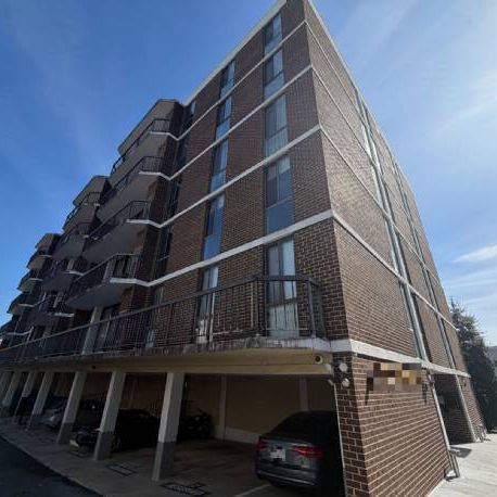 Arlington, VA Condo with Low HOA (NOT IN MLS).